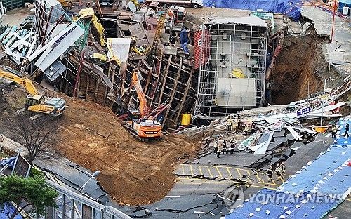 (광명=연합뉴스) 홍기원 기자 = 붕괴 사고가 발생한 경기도 광명시 신안산선 지하터널 공사 현장에서 14일 구조대원들이 이동하고 있다. 지난 11일 경기도 광명시 양지사거리 부근 신안산선 복선전철 제5-2공구 지하터널 공사 현장과 상부 도로가 함께 붕괴하는 사고가 났다. 2025.4.14 xanadu@yna.co.kr