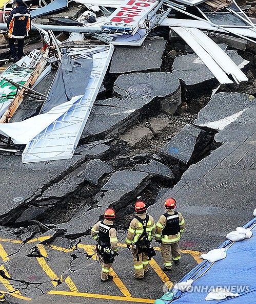 (광명=연합뉴스) 홍기원 기자 = 붕괴 사고가 발생한 경기도 광명시 신안산선 지하터널 공사 현장에서 14일 구조대원들이 이동하고 있다. 지난 11일 경기도 광명시 양지사거리 부근 신안산선 복선전철 제5-2공구 지하터널 공사 현장과 상부 도로가 함께 붕괴하는 사고가 났다. 2025.4.14 xanadu@yna.co.kr