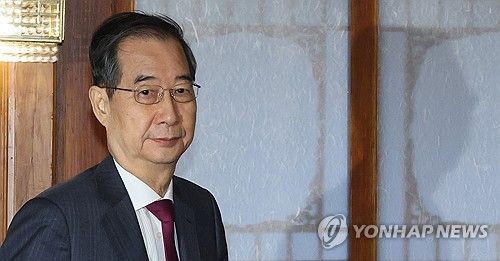 (서울=연합뉴스) 한상균 기자 = 한덕수 대통령 권한대행 국무총리가 14일 서울 공관에서 열린 경제안보전략 TF 회의에 입장하고 있다. 2025.4.14 xyz@yna.co.kr