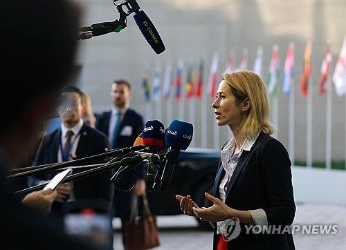 (룩셈부르크 EPA=연합뉴스) 카야 칼라스 EU 외교안보 고위대표가 14일(현지시간) 룩셈부르크에서 열린 EU 외교장관회의에 앞서 기자들 질문에 답하고 있다. 2025.4.14 photo@yna.co.kr [재판매 및 DB 금지]