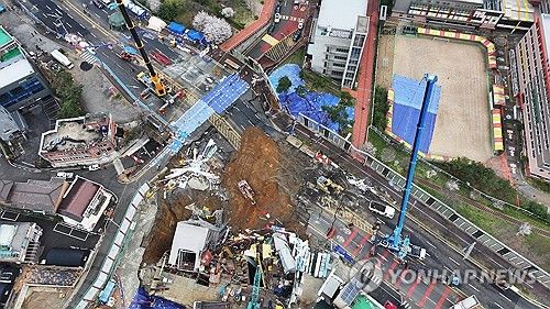 (광명=연합뉴스) 홍기원 기자 = 붕괴 사고가 발생한 경기도 광명시 신안산선 지하터널 공사 현장에서 14일 구조대원들이 이동하고 있다. 지난 11일 경기도 광명시 양지사거리 부근 신안산선 복선전철 제5-2공구 지하터널 공사 현장과 상부 도로가 함께 붕괴하는 사고가 났다. 2025.4.14 xanadu@yna.co.kr