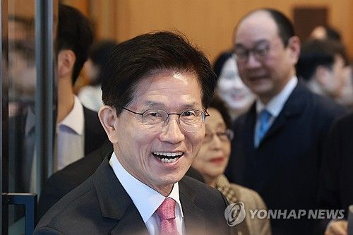 (서울=연합뉴스) 신현우 기자 = 제21대 대통령 선거 출마를 선언한 김문수 전 고용노동부 장관이 13일 서울 서초구 양재온누리교회에서 예배를 마치고 이동하고 있다. 2025.4.13 nowwego@yna.co.kr
