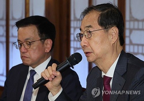 (서울=연합뉴스) 한상균 기자 = 한덕수 대통령 권한대행 국무총리가 14일 서울 공관에서 경제안보전략 TF 회의를 하고 있다. 왼쪽은 최상목 부총리 겸 기획재정부 장관. 2025.4.14 xyz@yna.co.kr