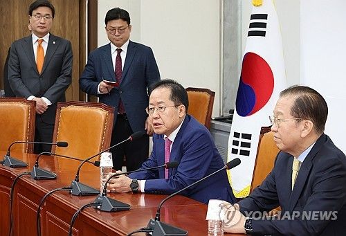 (서울=연합뉴스) 김주형 기자 = 대선 출마를 선언한 홍준표 전 대구시장이 14일 국회에서 국민의힘 권영세 비상대책위원장(오른쪽)을 만나 인사한 뒤 발언하고 있다. 2025.4.14 kjhpress@yna.co.kr