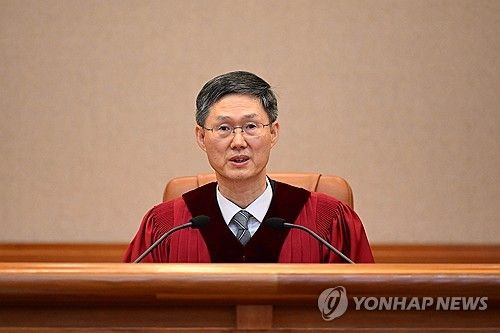 (서울=연합뉴스) 문형배 헌법재판소장 권한대행이 4일 서울 종로구 헌법재판소 대심판정에서 열린 윤석열 대통령 탄핵심판 선고에 입장해 있다. 2025.4.4 [사진공동취재단] photo@yna.co.kr