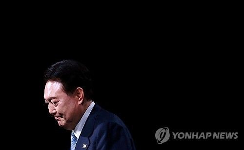 (서울=연합뉴스) 4일 헌법재판소가 윤석열 대통령 탄핵 사건에 대해 인용 선고를 했다. 탄핵 소추 111일, 변론 종결 38일 만이다. 사진은 지난해 3월 3차 민주주의 정상회의 장관급 회의 개회식에 참석한 윤 전 대통령. 2025.4.4 [연합뉴스 자료사진] photo@yna.co.kr