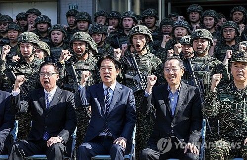 왼쪽부터 우자오셰 대만 국가안전회의(NSC) 비서장과 라이칭더(賴淸德) 총통 [AFP 연합뉴스 자료사진. 재판매 및 DB 금지]
