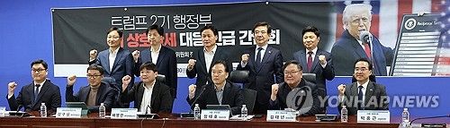 (서울=연합뉴스) 김주형 기자 = 7일 서울 여의도 국회 의원회관에서 더불어민주당 기획재정위원회 정책조정위원회 주최로 열린 '트럼프 2기 행정부 미 상호관세 대응 긴급간담회'에서 참석자들이 기념촬영을 하고 있다. 2025.4.7 kjhpress@yna.co.kr