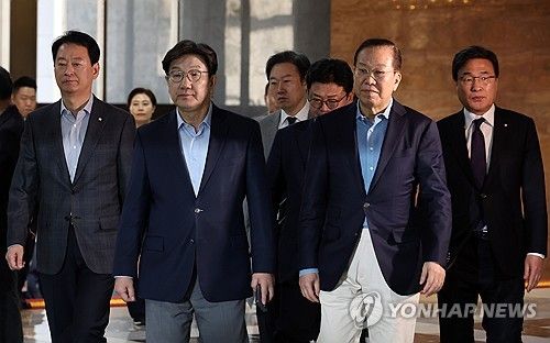 (서울=연합뉴스) 박동주 기자 = 국민의힘 권영세 비상대책위원장과 권성동 원내대표가 6일 서울 여의도 국회에서 열린 의원총회에 참석하고 있다. 2025.4.6 pdj6635@yna.co.kr