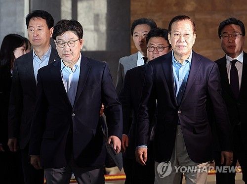 (서울=연합뉴스) 박동주 기자 = 국민의힘 권영세 비상대책위원장과 권성동 원내대표가 6일 서울 여의도 국회에서 열린 의원총회에 참석하고 있다. 2025.4.6 pdj6635@yna.co.kr