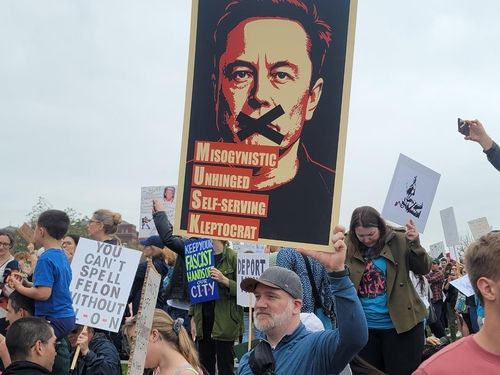 (워싱턴=연합뉴스) 조준형 특파원 = 5일(현지시간) 도널드 트럼프 미국 대통령의 일방주의적 국정 운영에 반대하는 시위가 워싱턴 DC 내셔널 몰에서 열렸다. 2025.4.6 jhcho@yna.co.kr