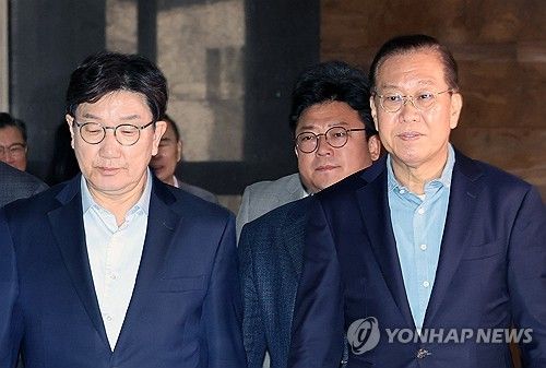 (서울=연합뉴스) 박동주 기자 = 국민의힘 권영세 비상대책위원장과 권성동 원내대표가 6일 서울 여의도 국회에서 열린 의원총회에 참석하고 있다. 2025.4.6 pdj6635@yna.co.kr