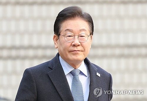 (서울=연합뉴스) 김성민 기자 = 더불어민주당 이재명 대표가 지난 2월 14일 서울 서초구 서울중앙지방법원에서 열린 '대장동 배임·성남FC 뇌물' 1심 속행 공판에 출석하고 있다. 2025.2.14 ksm7976@yna.co.kr