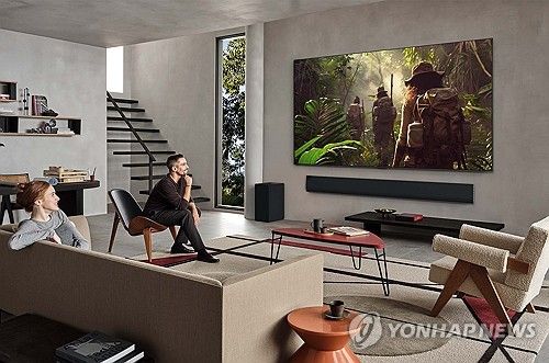 (서울=연합뉴스) LG전자가 2025년형 올레드 TV 라인업을 출시, 유럽 8개국에서 2025년형 올레드 TV 신제품 판매를 시작했다고 7일 밝혔다. 사진은 LG전자 올레드 TV(G5) 라이프스타일 이미지. 2025.4.7 [LG전자 제공. 재판매 및 DB 금지] photo@yna.co.kr
