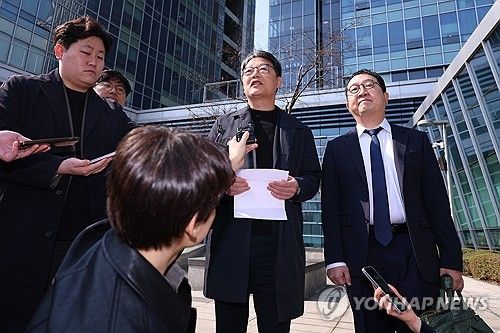 (서울=연합뉴스) 서대연 기자 = 김유열 EBS 현 사장이 3일 서울 서초구 서울행정법원에서 열리는 신동호 사장 임명 집행정지 신청 심문기일에 출석하며 취재진에 입장을 밝히고 있다. 김 사장은 방송통신위원회가 지난달 26일 신동호 사장 임명 동의 건을 의결하자 27일 임명 집행정지 가처분과 임명 무효소송을 제기했다. 2025.4.3 dwise@yna.co.kr