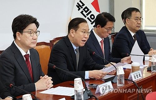 (서울=연합뉴스) 김주형 기자 = 국민의힘 권영세 비상대책위원장(왼쪽 두번째)이 7일 국회에서 열린 비상대책위원회의에서 발언하고 있다. 2025.4.7 kjhpress@yna.co.kr