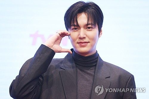 (서울=연합뉴스) 진연수 기자 = 배우 이민호가 18일 오후 서울 구로구 더 세인트에서 열린 tvN 새 토일드라마 '별들에게 물어봐' 제작발표회에서 포즈를 취하고 있다. 2024.12.18 jin90@yna.co.kr