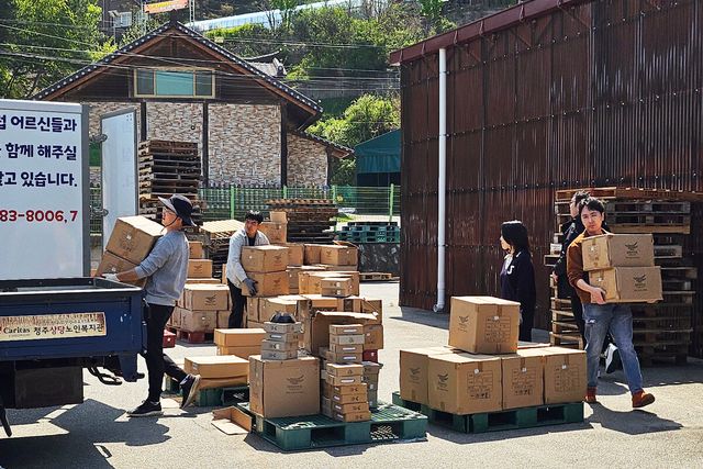 ▲&nbsp;㈜에라토(대표 김옥자), 충북사회복지공동모금회를 통해 1억 300만원 상당의 자사 도자기 제품 기탁