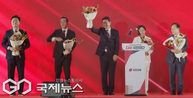 ▲신동욱·김민수·양향자·김재원 최고위원과 우재준 청년최고위원은 22일 오후&nbsp;충북 청주 오스코에서 열린 제6차 전당대회에서 당선된 후 당원들에게 인사를 하고 있다./사진=이용우 기자&nbsp;