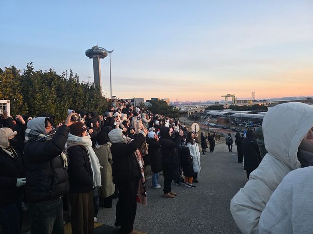 대부황금로 시화나래 휴게소인근에서&nbsp; &nbsp; 일출을 지켜보는 시민들