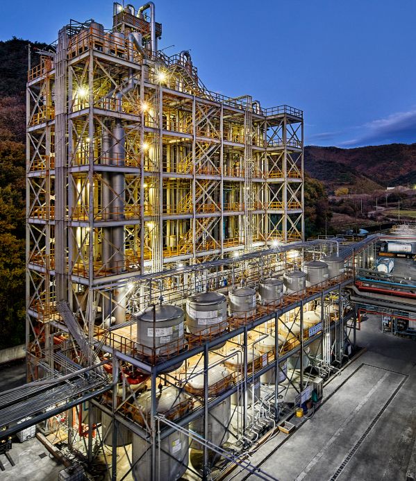 퓨릿은 다단 증류 타워와 고성능 증류 설비를 구축하여 기초화합물 및유기용제를 정제하고 있습니다. 범용 및 전자급의 초고순도 케이칼 제품을 생산하고 있다. 정제, 합성, 재생은 전자재료와 산업용 케미칼 생산의핵심기술로 지속적인 관리와 연구개발을 진행하고 있다. 사진=한국알콜산업(KAI) 제공