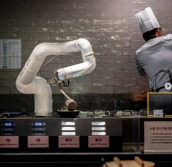 로봇이 조리하는 뉴로메카 협동로봇 인디. 사진=뉴로메카 공식 인스타그램