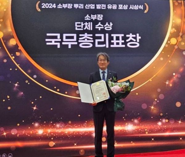 국무총리 표창 기념사진 촬영을 하고 있는 이수페타시스 최창복 대표이사