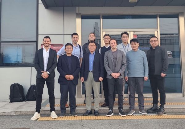 탑머티리얼과 나노라믹의 기술진. 사진=회사 제공