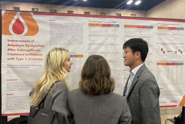 엔블로의 대사기능 개선 가능성에 대한 연구결과 포스터 발표. 사진=회사 제공