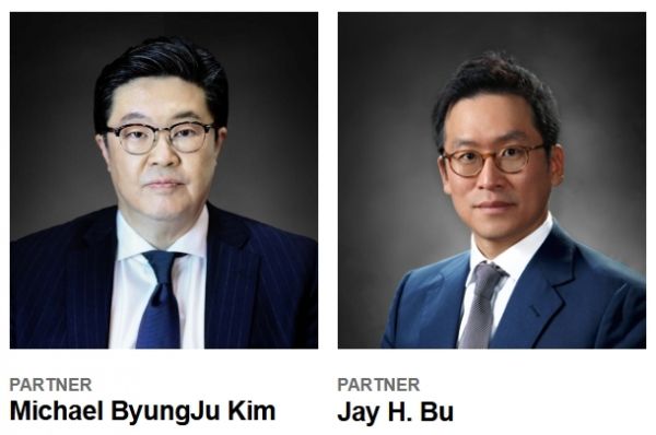 미국국적을 가진 김병주 회장(왼쪽)과 부재훈 부회장