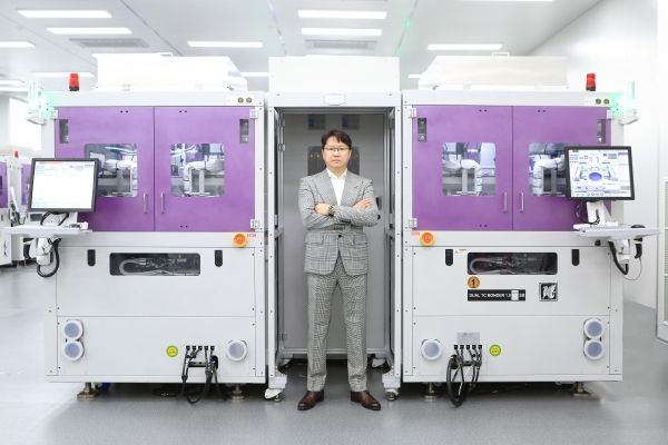 곽동신 한미반도체 부회장과 TC본더 신제품(그리핀 슈퍼본딩)