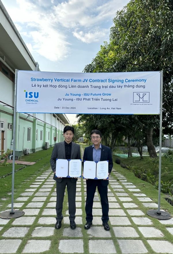 합작법인 설립 계약 체결식 사진. 주영건설 현주영 대표(좌)와 이수화학 주봉진 대표(우)