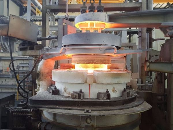 제2공장 30톤 전기용해로. 에스엠씨지 회사측 사진제공