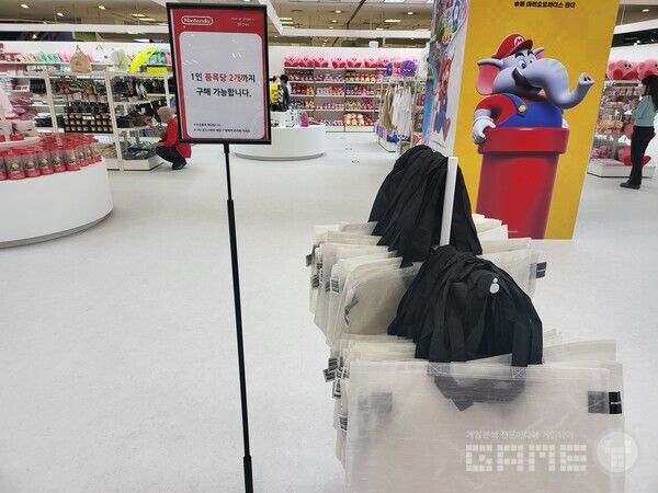 1인당 굿즈 구매 개수 제한은 2개입니다! / 게임와이 촬영