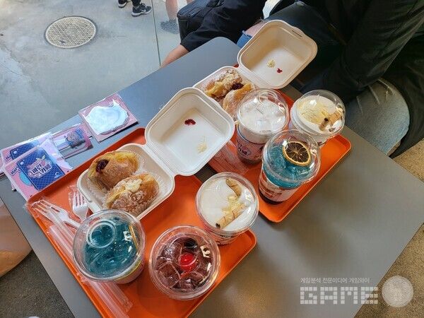 첫 순번대 이용자분에게 양해를 부탁드리고 촬영한 도넛 세트의 모습 / 게임와이 촬영