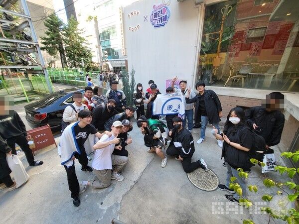 첫 날 대기열을 관리하며 고생한 이용자들. 우리 이터널 리턴 잘 되게 해주세요!&nbsp;