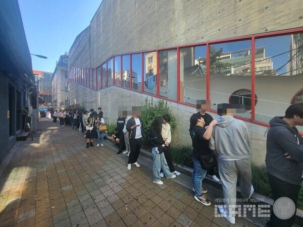 나중에 3차 대기열까지 만들어졌다. 대기열 관리에 고생한 필루스 해설과 그 일행들 / 게임와이 촬영