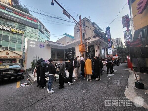 기자가 도착한 오전 6시 30분쯤의 상황. 대기열이... 미쳤습니다... / 게임와이 촬영&nbsp;