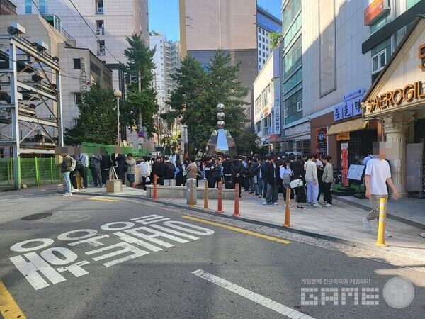 인도를 막을정도로 많은 인원들이 찾아와 2차 대기라인이 만들어졌다 / 게임와이 촬영