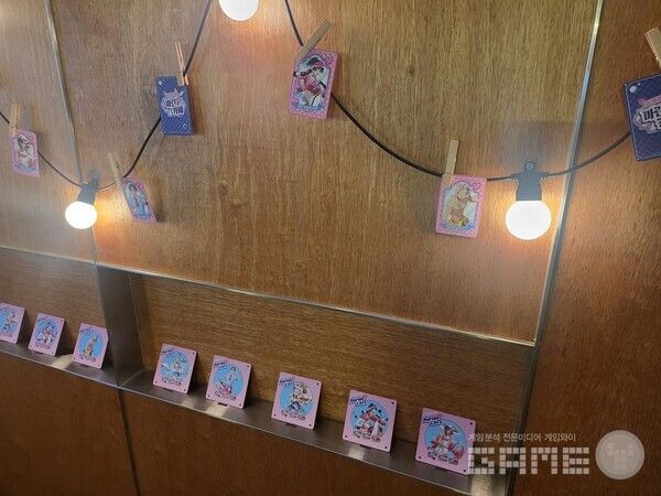 지하에도 굿즈로 꾸며진 공간이 있다 / 게임와이 촬영