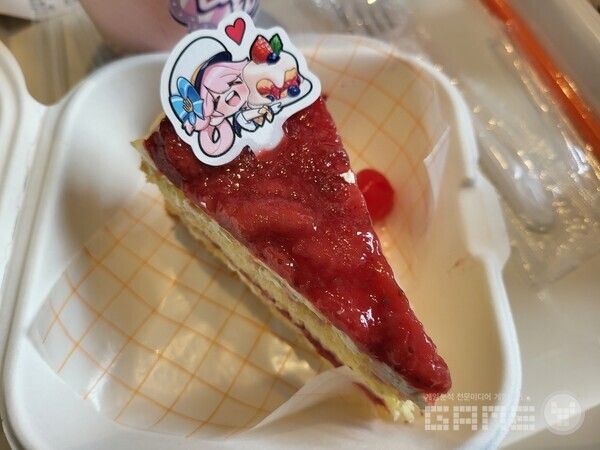 솔직히... 케이크가 너무 달았다고 느꼈는데, 파르페는 더 장난아니었다 / 게임와이 촬영&nbsp;