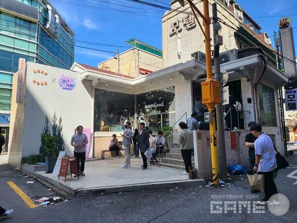 임성민 본부장이 현장에 나와 대기열을 관리하는 모습. 이용자들에게 감사하면서도 죄송하다고... / 게임와이 촬영&nbsp;