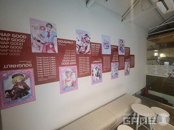 카페 내부에 붙어있는 실험체 포스터. 오히려 이걸 줬으면 좋겠다고 말한 이용자들도 많았다 / 게임와이 촬영&nbsp;