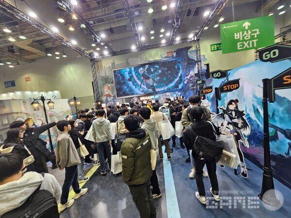 하오플레이 '소녀전선2' 부스에 몰린 이용자들. 제2전시장 풍경 /게임와이 촬영