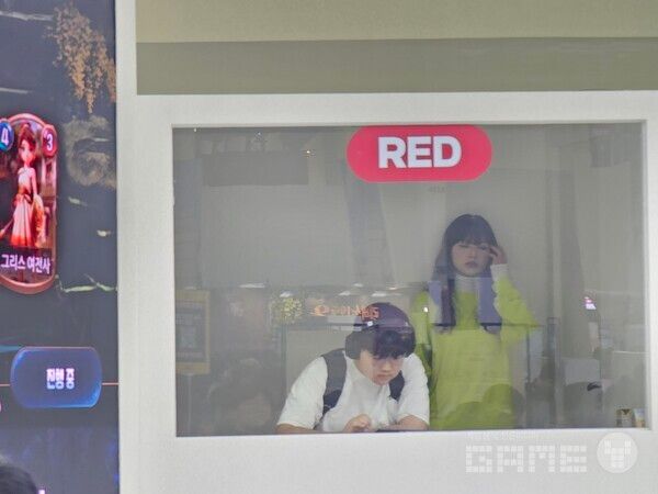 양 옆으로 레드와 블루 팀 선수가 보인다. 템페스트 부스 /게임와이 촬영