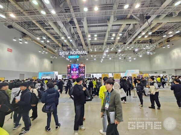 뉴노멀소프트는 가장 넓은 부스에 가장 많은 사람이 몰렸다. 제2전시장 풍경 /게임와이 촬영