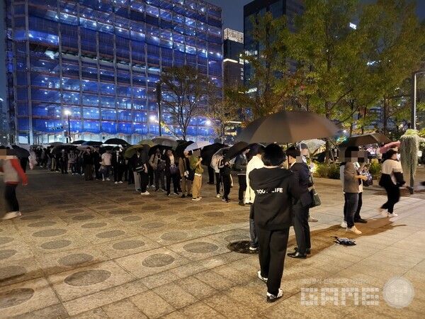 오후 7시쯤 비가 왔지만 많은 이용자들의 방문은 멈추지 않았다 / 게임와이 촬영