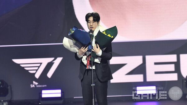 'TOP OF THE YEAR'로 선정된 '제우스' 최우제 /LCK