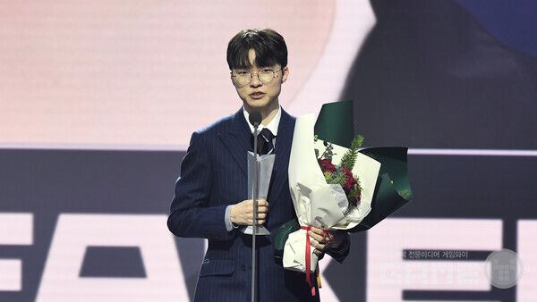 &nbsp;'올해의 선수' 및 'MID OF THE YEAR'로 선정된 '페이커' 이상혁 /LCK