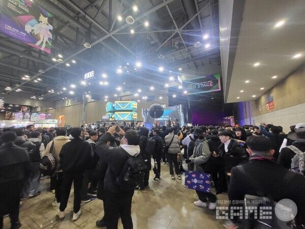 나중에는 가까이 가기 어려울 정도로 니케 부스에 많은 사람이 몰렸다&nbsp;/ 게임와이 촬영